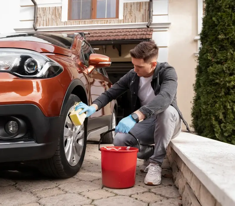 Lavage auto à domicile Thury-sous-Clermont : professionnel intervenant sur un véhicule